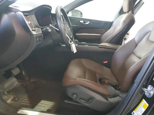 2022 VOLVO XC60 B5 MOMENTUM  