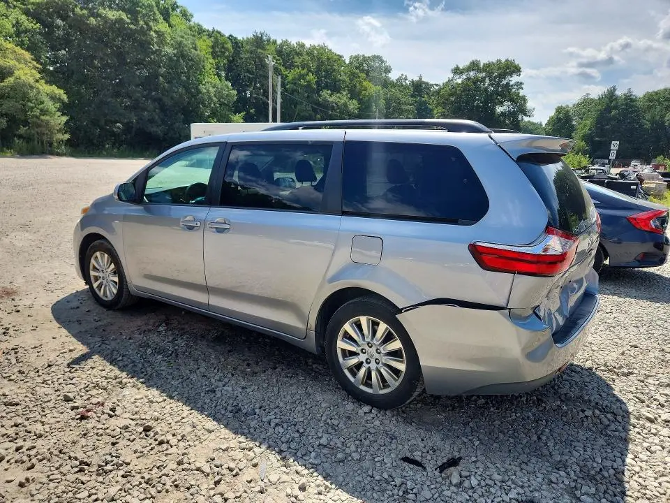 2017 TOYOTA SIENNA LE  