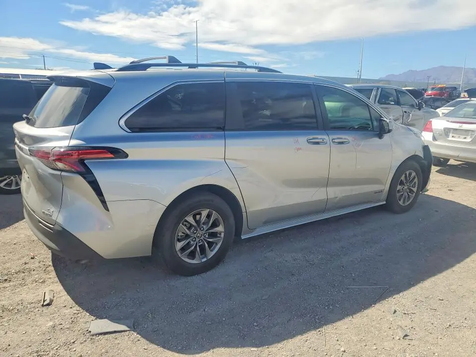 2021 TOYOTA SIENNA LE  