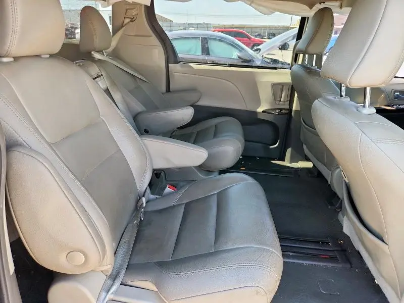 2019 TOYOTA SIENNA XLE  