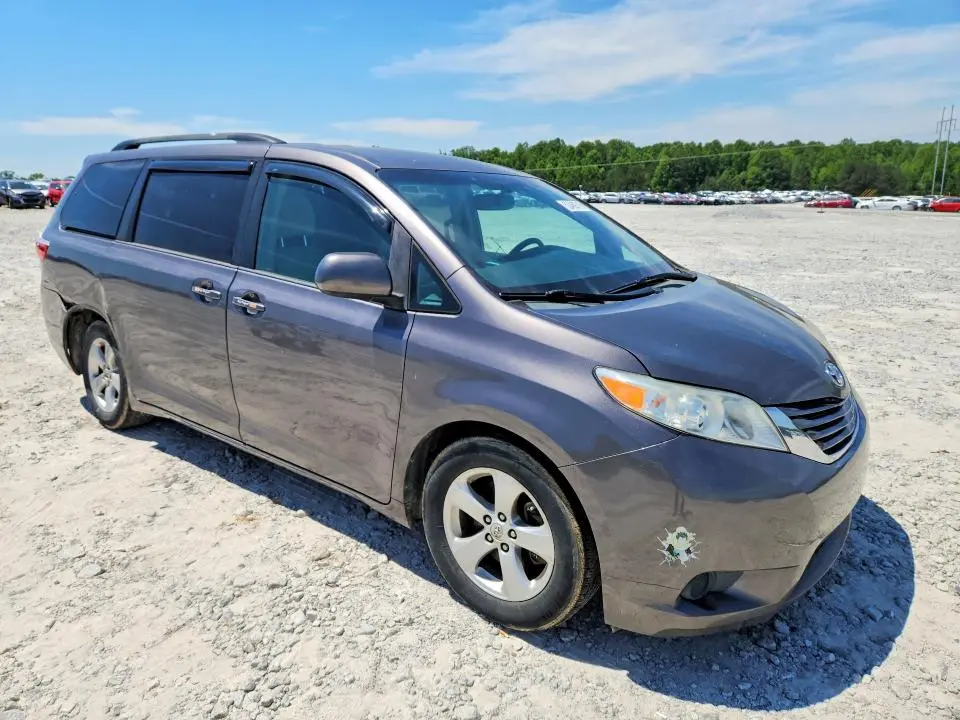 2016 TOYOTA SIENNA LE  