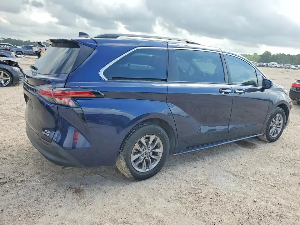 2022 TOYOTA SIENNA XLE  