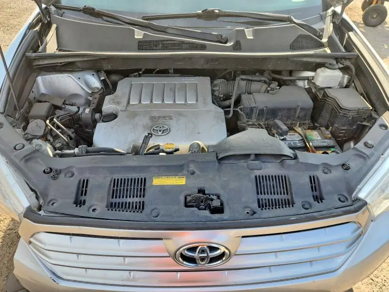 2011 TOYOTA HIGHLANDER SE  