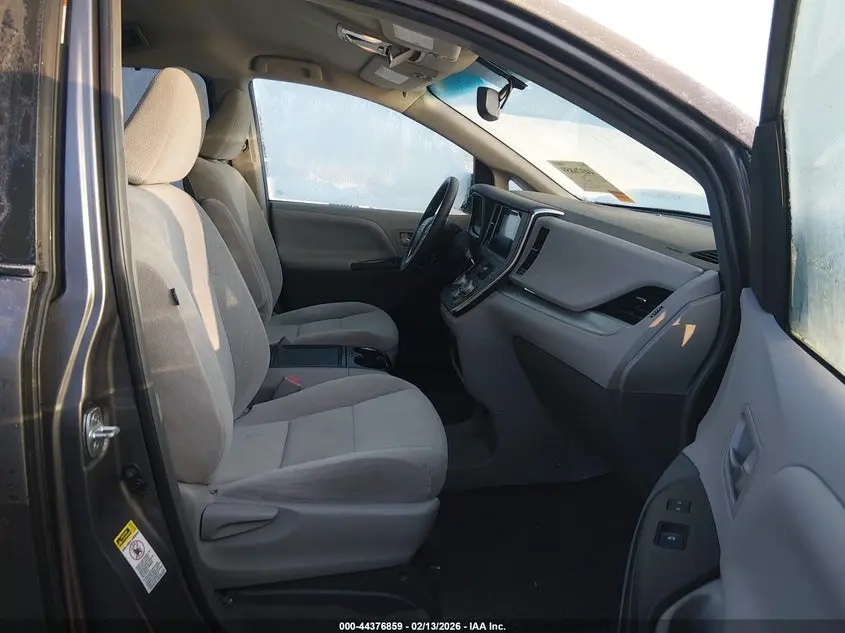 2017 TOYOTA SIENNA LE