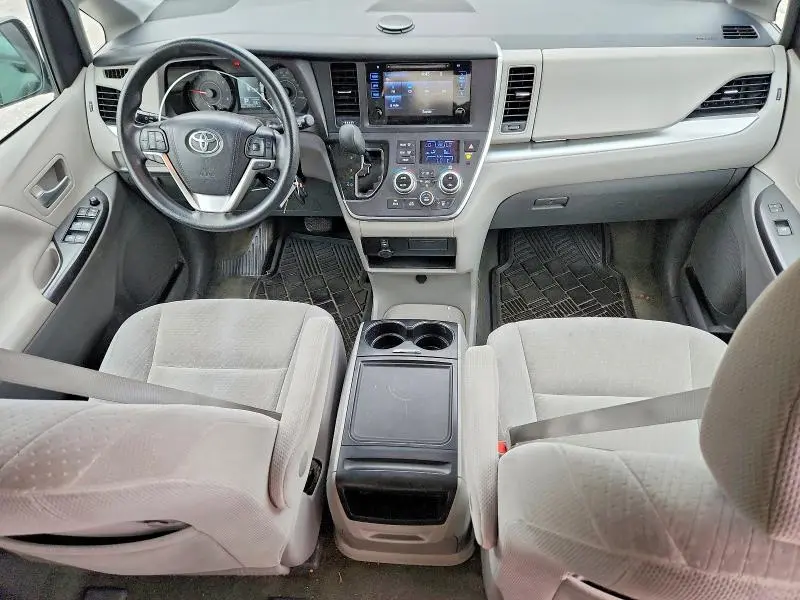 2017 TOYOTA SIENNA LE  