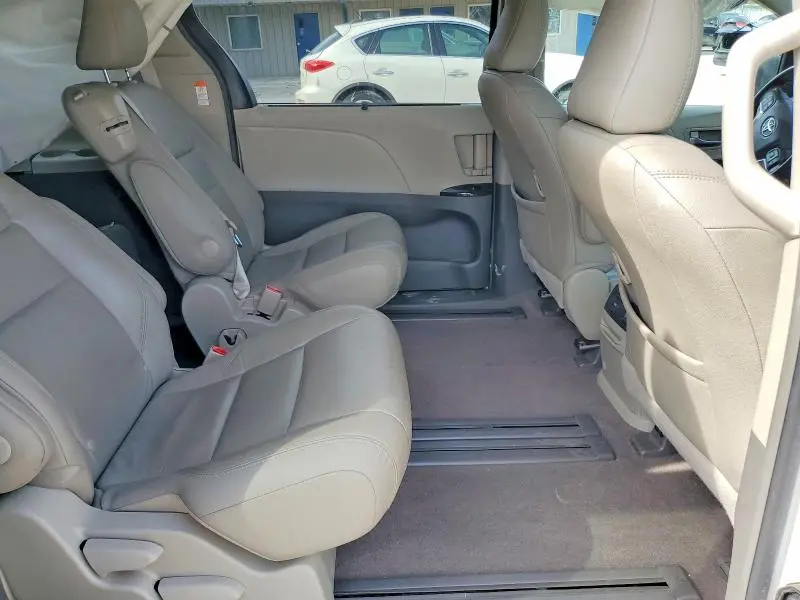 2016 TOYOTA SIENNA XLE PREMIUM 8-PASSENGER  