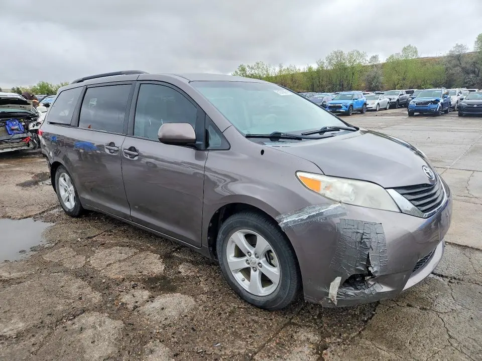 2013 TOYOTA SIENNA LE  