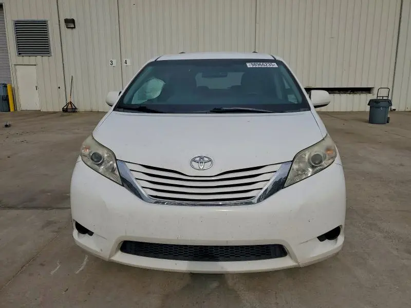 2015 TOYOTA SIENNA LE  