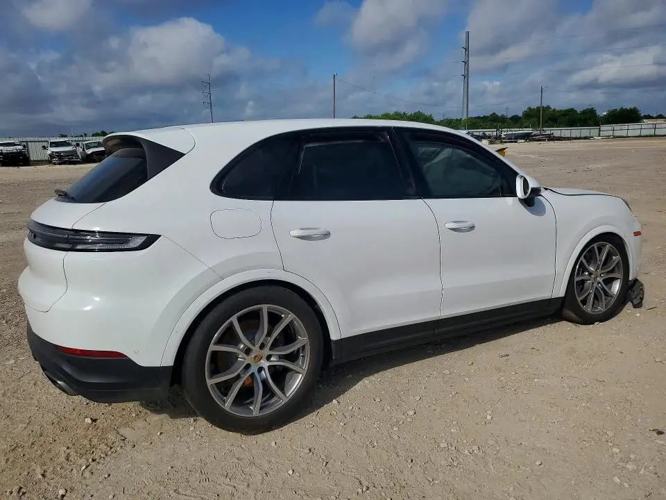2024 PORSCHE CAYENNE   