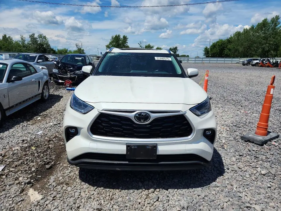 2021 TOYOTA HIGHLANDER XLE  