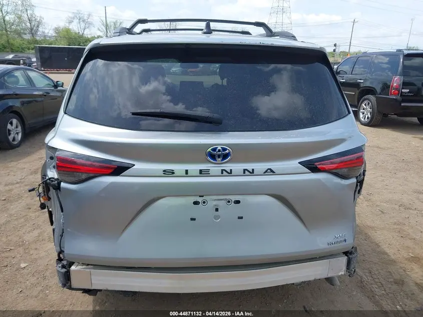 2022 TOYOTA SIENNA XLE