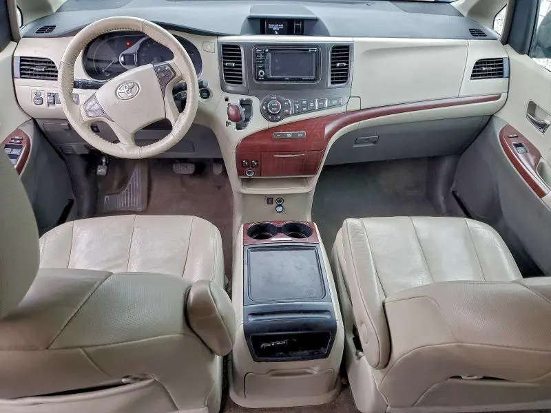 2013 TOYOTA SIENNA XLE  