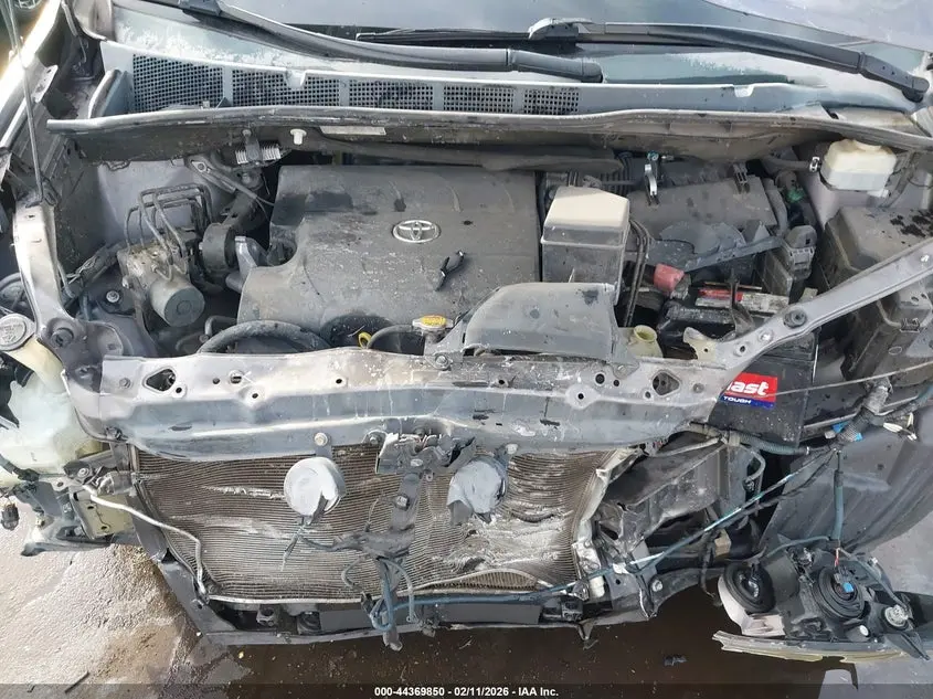 2013 TOYOTA SIENNA SE 8 PASSENGER