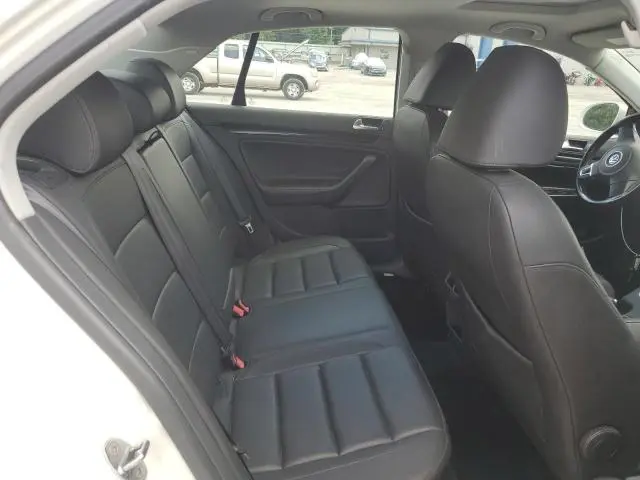 2010 VOLKSWAGEN JETTA SE  