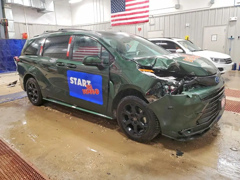 2025 TOYOTA SIENNA   