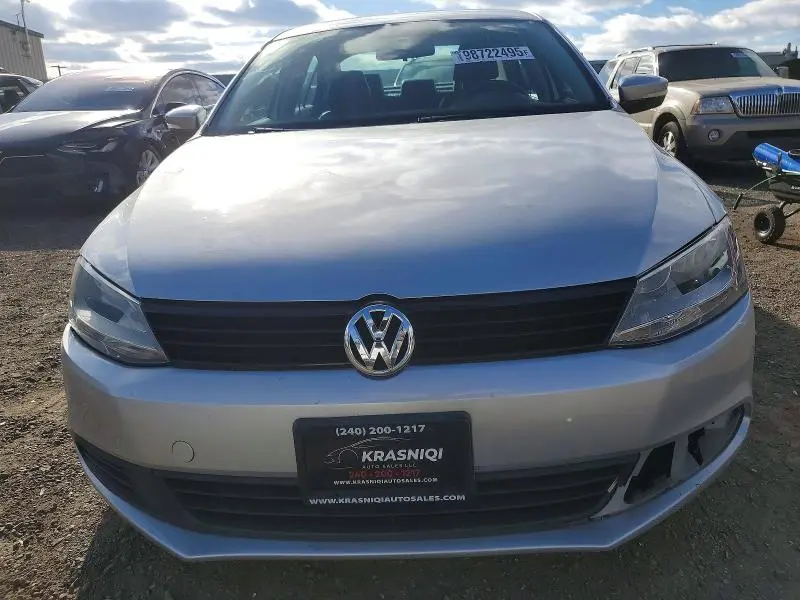 2011 VOLKSWAGEN JETTA SE  