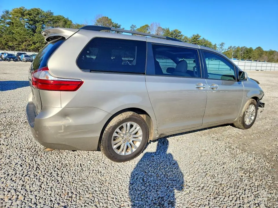 2016 TOYOTA SIENNA XLE  