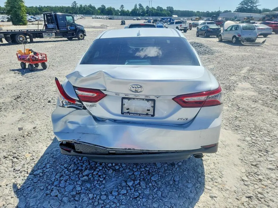 2020 TOYOTA CAMRY XLE  
