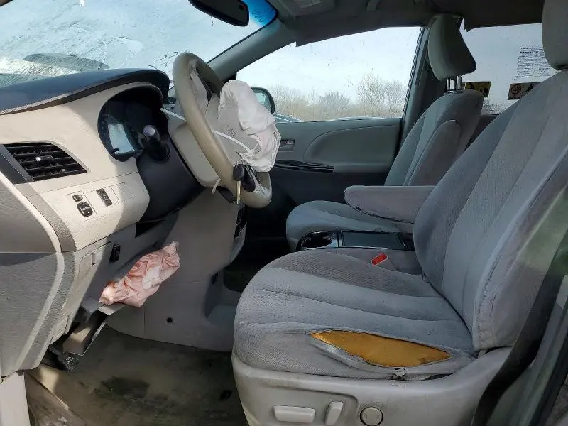 2014 TOYOTA SIENNA LE 8 PASSENGER  