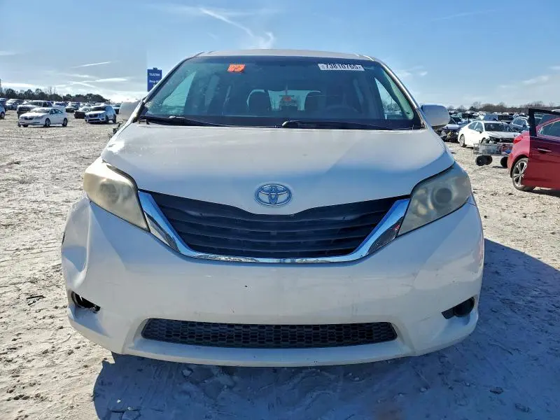 2014 TOYOTA SIENNA LE  