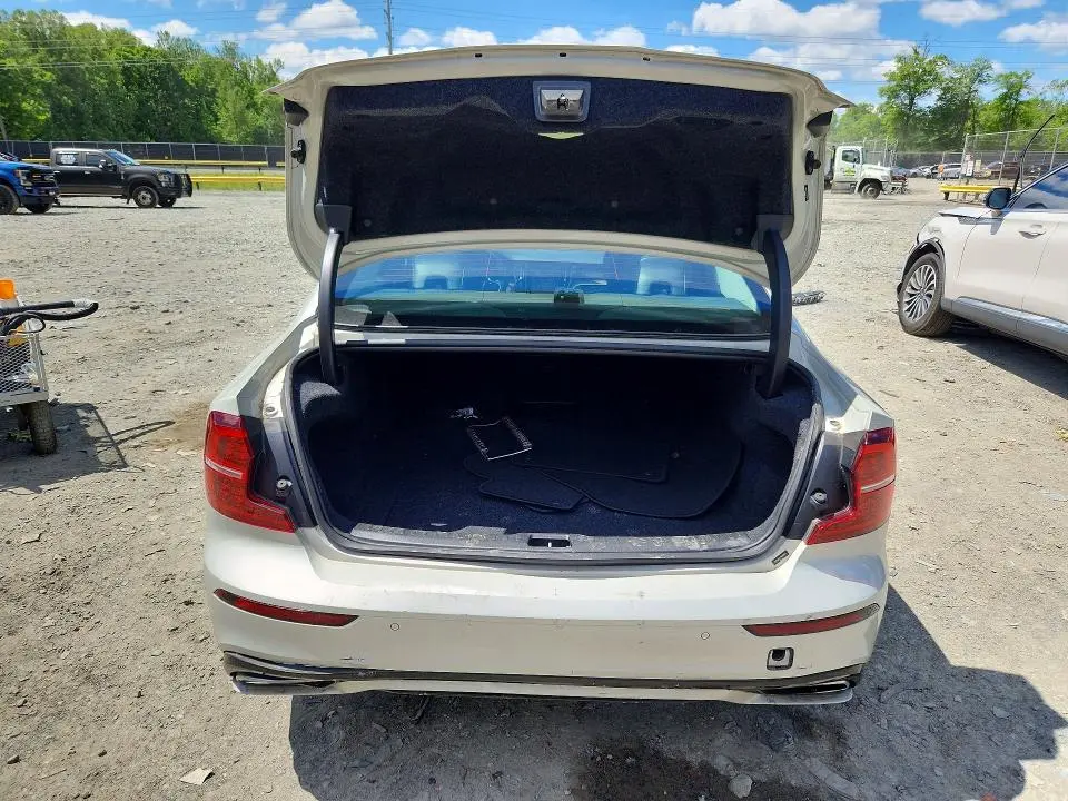 2021 VOLVO S60 T5 MOMENTUM  