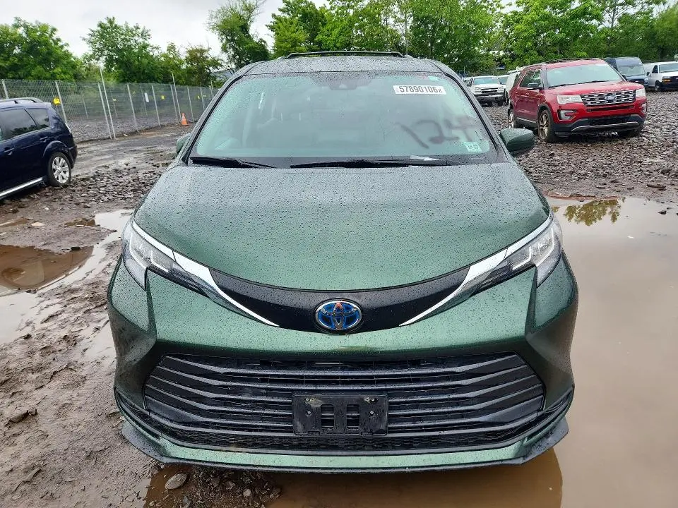 2022 TOYOTA SIENNA LE  