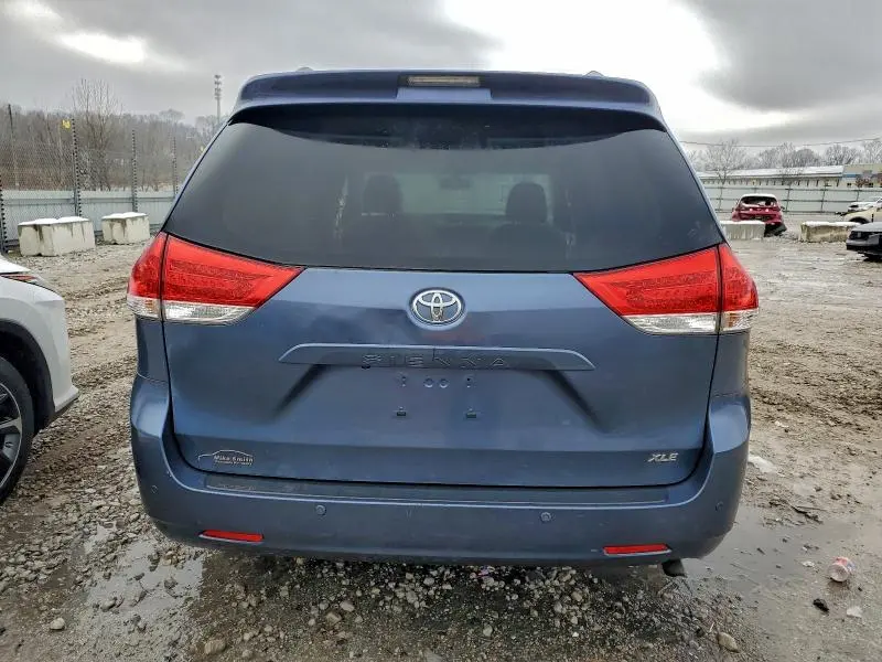 2013 TOYOTA SIENNA XLE  