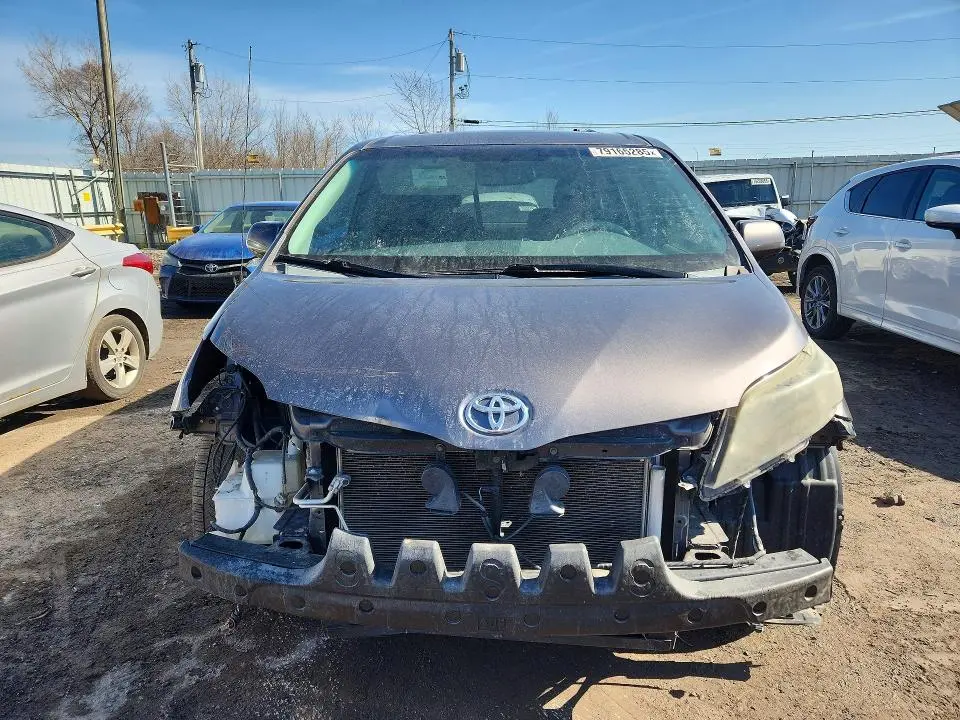 2014 TOYOTA SIENNA SE 8-PASSENGER  