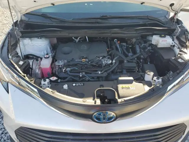 2022 TOYOTA SIENNA XLE  