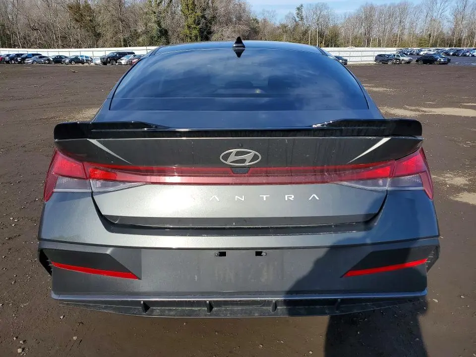 2024 HYUNDAI ELANTRA SE  