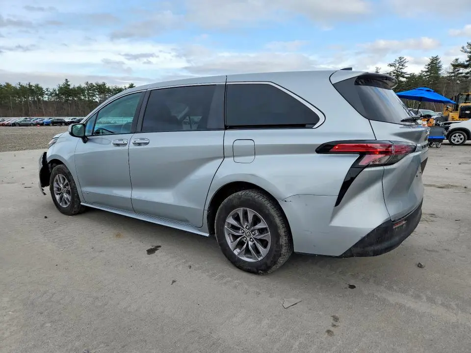 2021 TOYOTA SIENNA LE 8-PASSENGER  