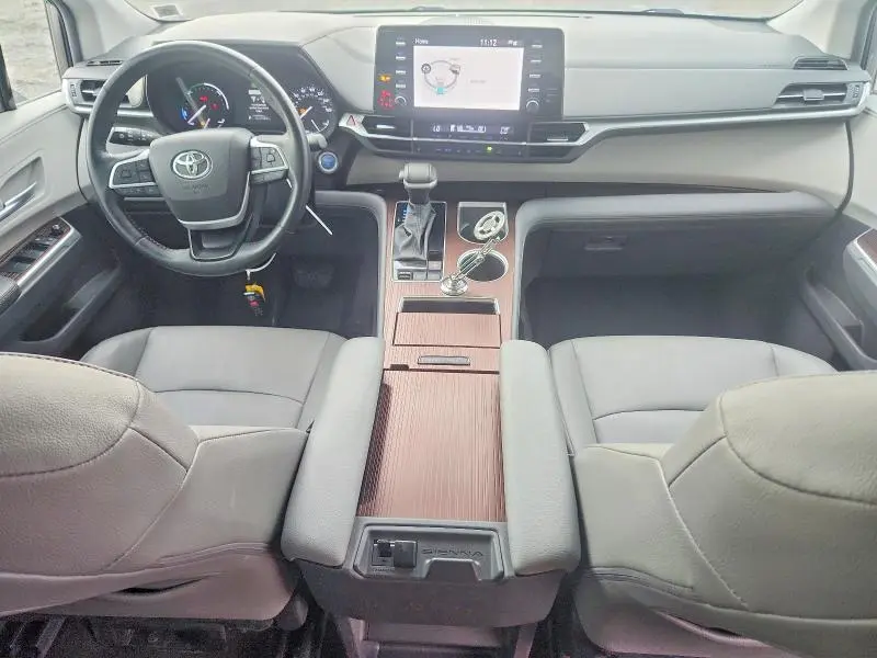 2024 TOYOTA SIENNA XLE  