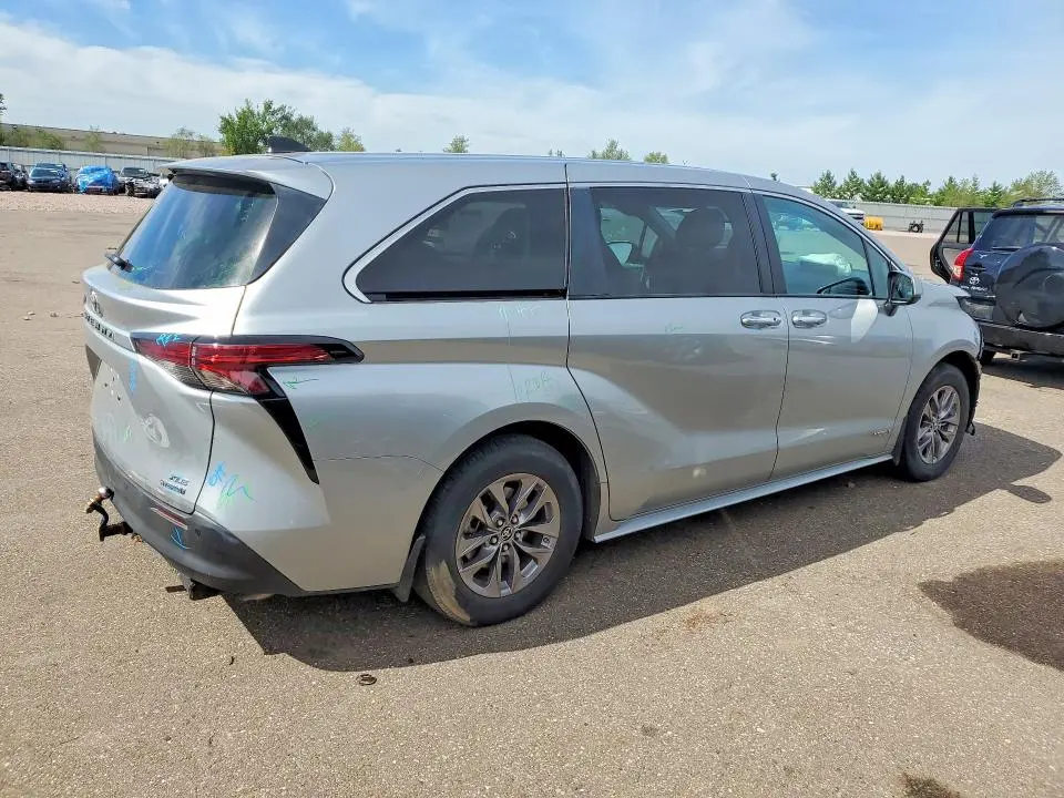 2021 TOYOTA SIENNA XLE  