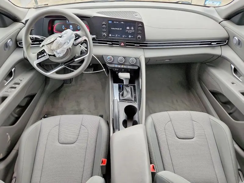 2024 HYUNDAI ELANTRA SE  