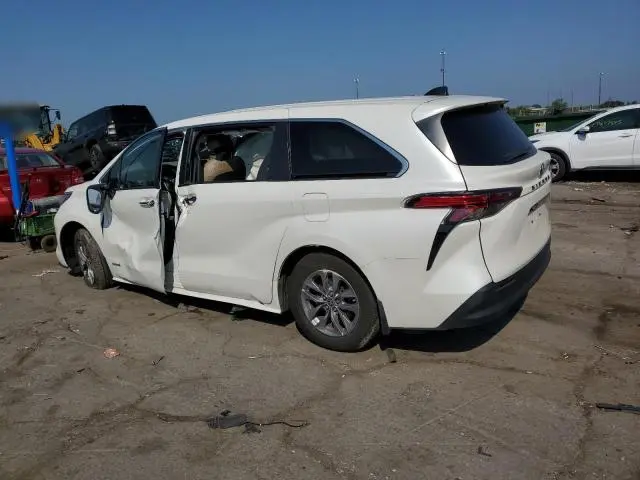 2021 TOYOTA SIENNA LE  