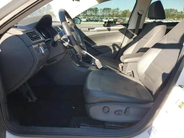 2016 VOLKSWAGEN PASSAT SE  