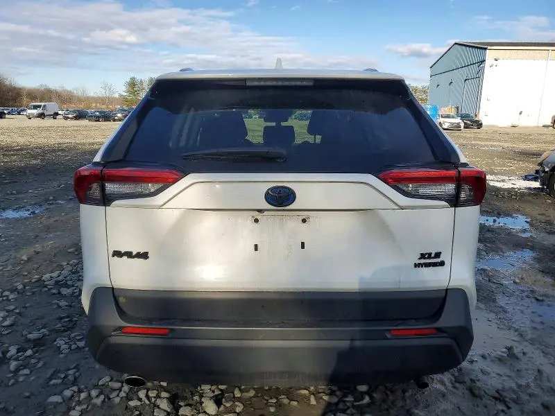2021 TOYOTA RAV4 XLE  