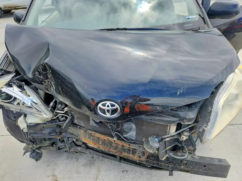 2011 TOYOTA SIENNA LIMITED 7-PASSENGER  