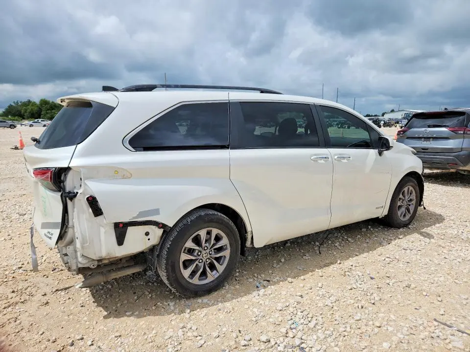 2021 TOYOTA SIENNA XLE  