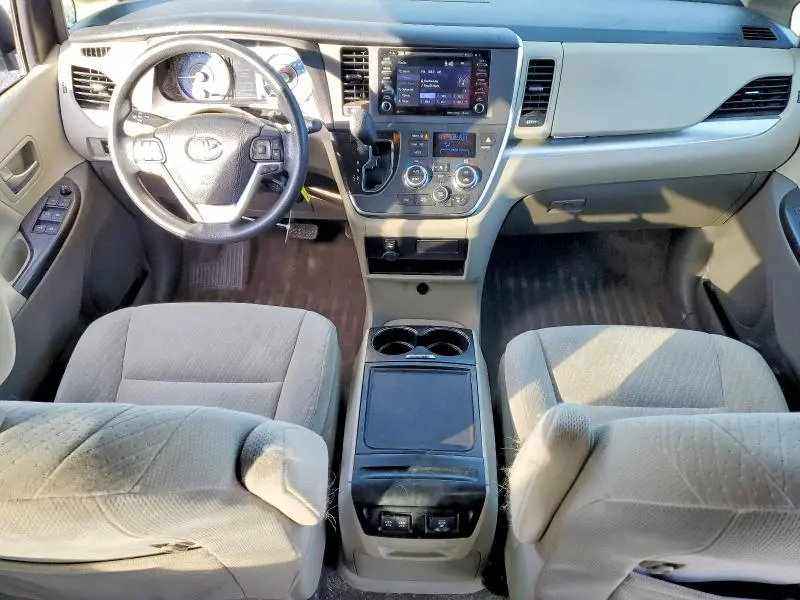 2018 TOYOTA SIENNA LE  