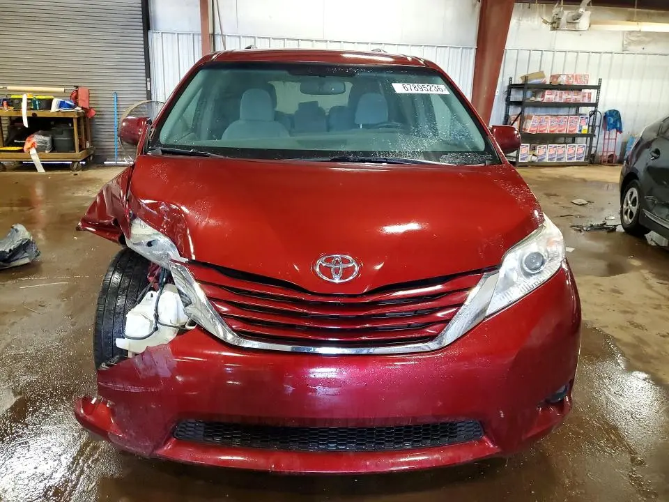2017 TOYOTA SIENNA LE  