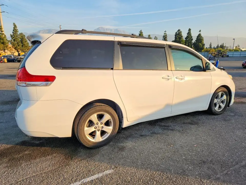 2011 TOYOTA SIENNA LE 8-PASSENGER  