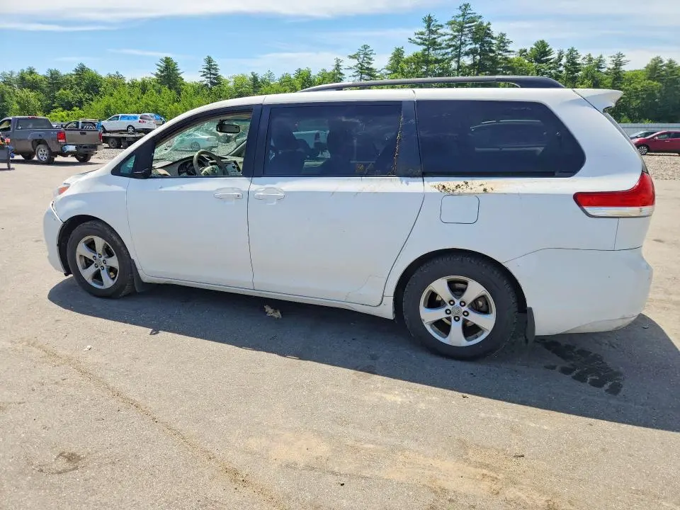 2011 TOYOTA SIENNA LE  