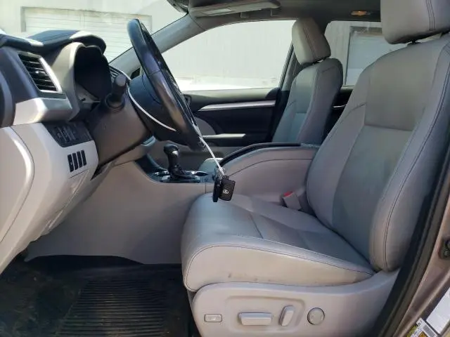 2019 TOYOTA HIGHLANDER SE  