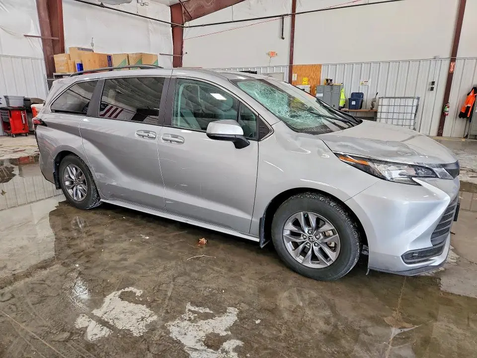 2022 TOYOTA SIENNA LE  