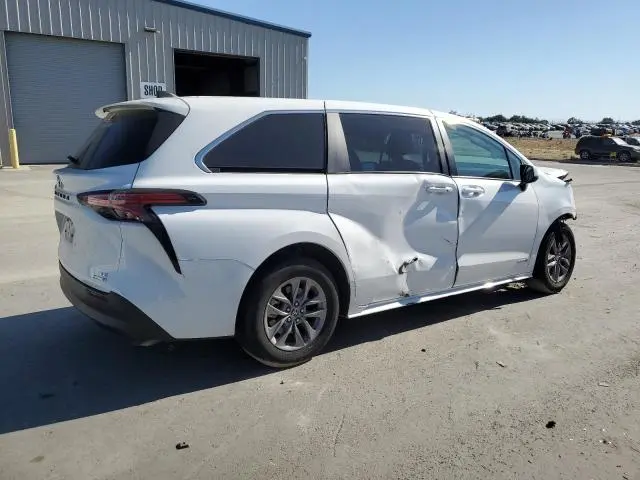 2021 TOYOTA SIENNA LE  