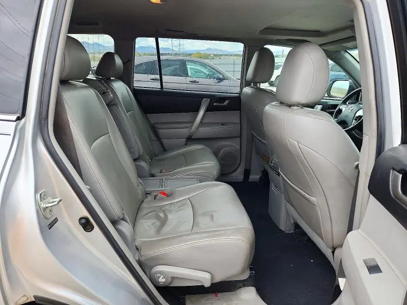 2013 TOYOTA HIGHLANDER SE  