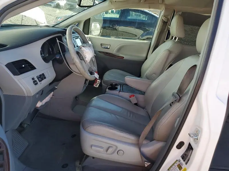 2014 TOYOTA SIENNA XLE 8-PASSENGER  