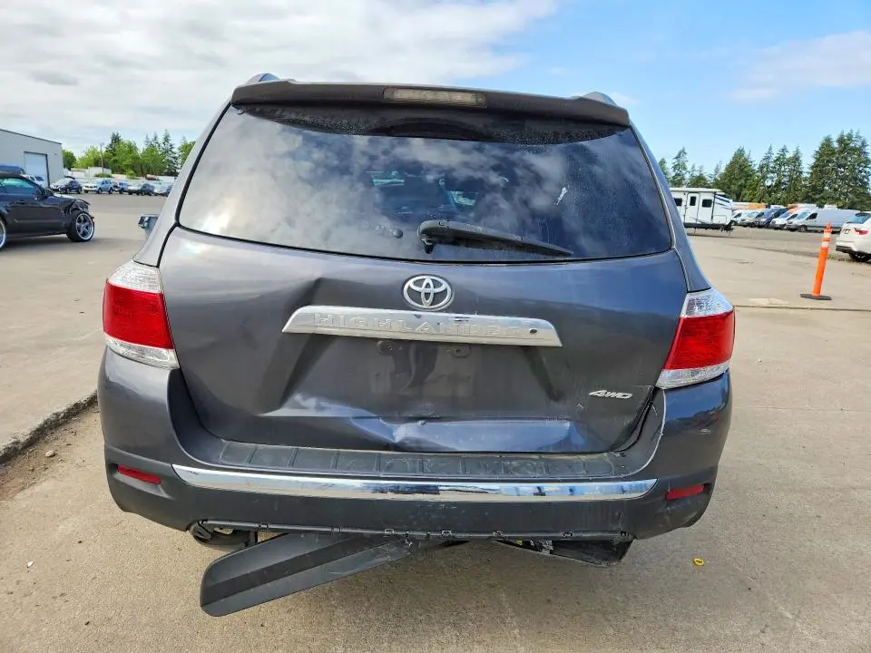 2013 TOYOTA HIGHLANDER SE  