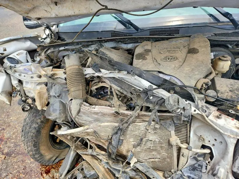 2022 TOYOTA TACOMA SR5 V6  